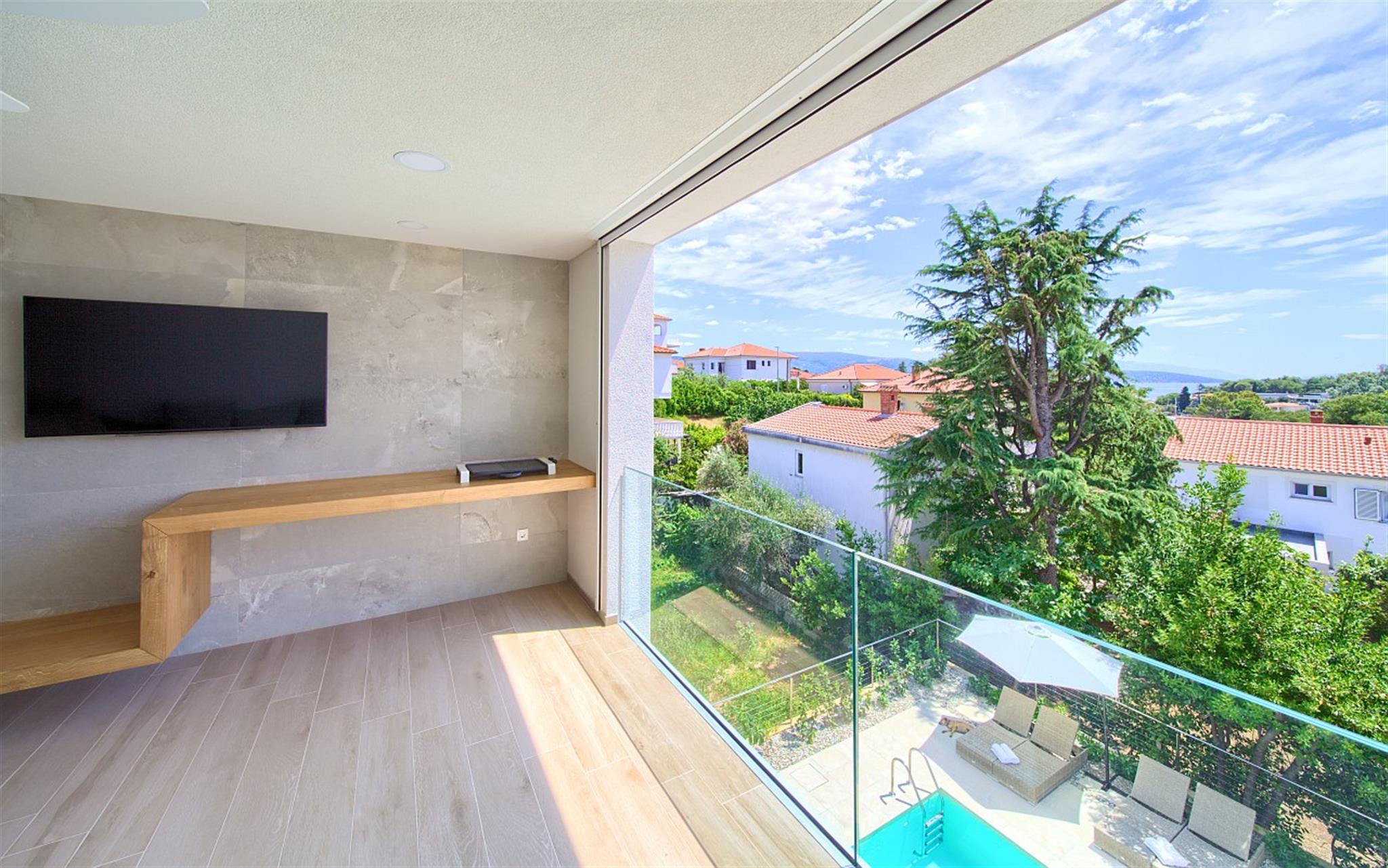 Villa Celeia - Luksuzni apartman na prvom katu s grijanim bazenom u centru grada Krka